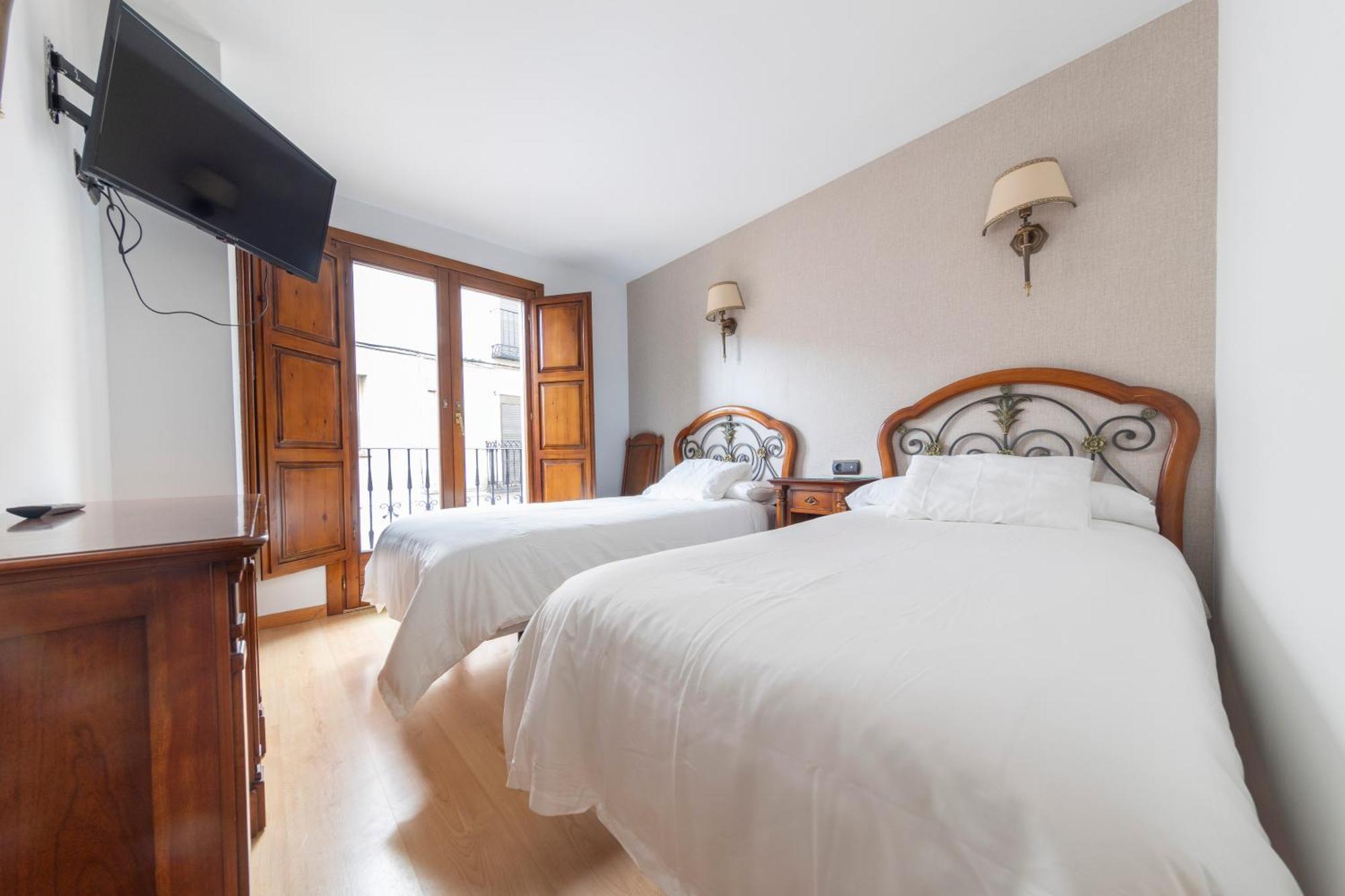 Hostal Sin Recep24H Puerta De La Villa - Pet Friendly & Restaurante Almazán Exteriör bild